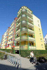 Neubauten / Mietswohnungen, farbige Balkonverkleidungen - Wohnblock in Waren / Müritz.