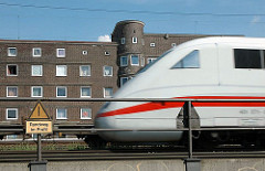 Eisenbahnstrecke am Rand der Veddel. Ein InterCityExpress ICE fährt Richtung Hamburger Hauptbahnhof.