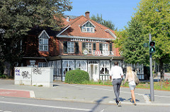 Historisches Gasthaus am Brombeerweg iin Hamburg Fuhlsbüttel - Landhaus Fuhlsbüttel, Holzveranda.