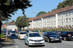 Blockbebauung / Wohnhäuser an der Nordschleswiger Straße  in Hamburg  Dulsberg - dichter Autoverkehr.
