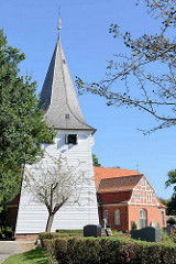 Kirche St. Severini in den Vierlanden von Hamburg Kirchwerder; der  Kernbau stammt aus dem 13. Jahrhundert.