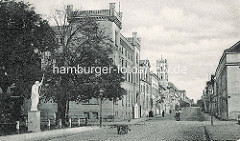 Altes Foto von der Schlossstraße in Neustrelitz; im Vordergrund der Karolinen Palais (Hygieneinstitut).