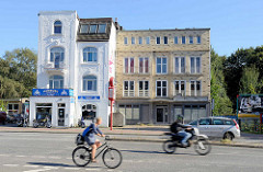 Architektonische Gegensätze - weißes Wohnhaus mit Ladengeschäft im Baustil des Historismus, daneben  ein modernes Gebäude mit Klinkerfassade an der Bramfelder Chaussee.