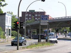 Alleinstehende Haus - Fuhlsbüttler Straße 284 in Hamburg Barmbek Nord. im Hintergrund die Barmbeker Ringbrücke.