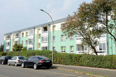 Mehrstöckige Wohnblocks mit mintgrüner Fassadengestaltung am Ortsrand von Maschen.