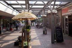 Überdachte Einkaufspassage / Geschäfte am Hummelsbüttler Markt in Hamburg Hummelsbüttel.