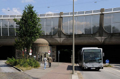 Bushaltestelle Hovestrasse auf der Veddel - ein Autobus hat gerade die Unterführung unter der Autobahn A255 / Abzweig Veddel durchfahren.