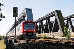 Seit 1872 überquerte die Bahn die Süderelbe über eine Bogenbrücke; diese wurde 1970 abgerissen und durch dei 340m lange Fachwerkbrücke ersetzt.