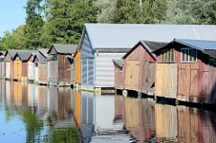 Bootshäuser aus Holz und Metall / Kunststoff - Bootsliegeplätze am Oberbach in Neubrandenburg.