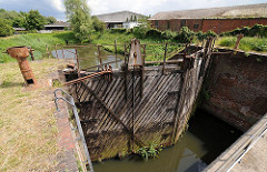 Das alte Stemmtor der Schmidtkanal-Schleuse ist mit Pflanzen bewachsen - es kann nicht mehr genutzt werden.