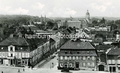 Altes Luftbild von Neustrelitz, Blick zum Schloss und zur Schlosskirche. Im Vordergrund links eine Drogerie und der Eingang zur Löwenapotheke.