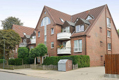 Mehrstöckiges Wohnhaus mit Giebel und Kupfer Dachgauben - moderne Architektur im Ortskern von Maschen