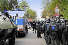 Straßenblockade, Demonstration in Hamburg Barmbek, Polizeikräfte mit Wasserwerfer zeigen Respekt vor dem "Vorsicht Schule" Schild