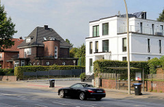 Einzelhäuser an der alten Landstraße in Hamburg Hummelsbüttel - moderne kubische Architektur mit weißer Fassade und Backsteinvilla.
