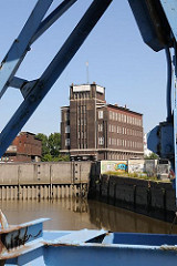 Blick über den Billehafen zum historischen Kontorhaus am Brandshofer Deich in Hamburg Rothenburgsort.