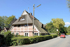 Restauriertes Fachwerkgebäude / Bauernhaus direkt am Kirchwerder Hausdeich in Hamburg Kirchwerder.
