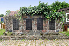 Kriegerdenkmal mit Namenstafel an der Schulstraße in Maschen.