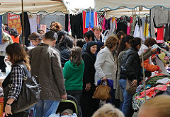 Auf dem Wilhelmsburger Wochenmarkt können die Besucher neben  Gemüse und Obst auch vielerlei Kleidung kaufen.
