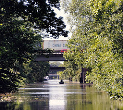 Brücke der Wilhelmsburger Reichsstrasse über den Ernst-August-Kanal - es fahren dort täglich bis zu 55 000 KfZ. Die Strasse wurde 1939 gebaut und zerschneidet Wilhelmsburg.