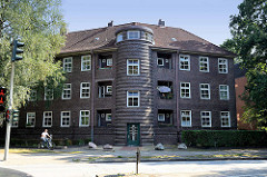 Mehrstöckiges Wohnhaus am Hummelsbüttler  Kirchenweg in Hamburg Fuhlsbüttel; turmartiges Treppenhaus - Siedlungsbau der 1920er Jahre.