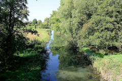Lauf der Goose-Elbe  durch Wiesen und Felder in den Hamburger Vierlanden / Kirchwerder.
