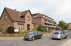 Wohnhäuser mit Gewerbezeile an der Schulstraße im Ortskern von Maschen.