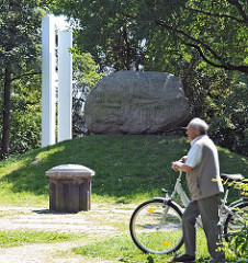Das Deichdenkmal erinnert an die 1333 begonnene Eindeichung Wilhelmsburg; es wurde 1933 errichtet.