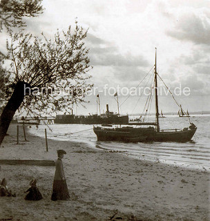 Altes Bild vom Elbufer in Hamburg Blankenese;  Kinder spielen am Sandstrand - ein Segelschiff liegt am Ufer vor Anker.