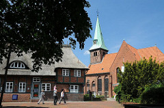 Blick auf die evangelisch lutherische Kreuzkirche in Hamburg Kirchdorf. Die Fachwerk-Saal-Kirche entstand 1614 und bildet den historischen Kern von Wilhelmsburg.