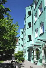 Expressionistische Architektur in Hamburg- Wilhelmsburg. Die Hausfassade ist in Türkis gehalten - die Balkone, Fenster und Türen.