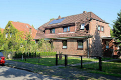 Doppelhaus mit  Krüppelwalmdach und Blendgiebel; Backsteinarchitektur in Hamburg Fuhlsbüttel.