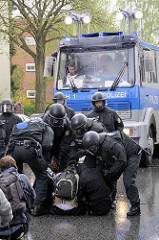 Polizeieinsatz - Demonstration in Hamburg Barmbek; StraßenblockererInnen sollen weggetragen werde.