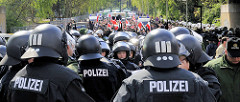Nazidemonstration in Hamburg Barmbek - vorne Polizei, hinten feiern Nazis einen Nationalen 1. Mai.