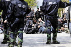 Straßenblockade - Demonstration in Hamburg; Demonstranten geniessen das sonnige Wetter, Polizisten haben Wadenwickel.