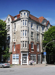 Wohngebäude in der Veringstrasse - an der Hausecke befindet sich ein runder Erker mit Gründerzeit-Stuck.