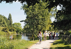 Das Ufer des Ernst-August-Kanals ist für die Bewohner und Bewohnerinnen Wilhelmsburgs und den Besuchern des Hamburger Stadtteils ein Naherholungsgebiet.