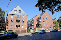 Wohnblocks  mit Dachausbau, renoviert und Neubau; Seitenstraße mit Kopfsteinpflaster  in Hamburg  Dulsberg.
