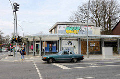 Seit 2011 größtenteils leerstehende Ladenzeile an der Langenhorner Chausse / Ecke Stockflethweg in Hamburg Langenhorn.