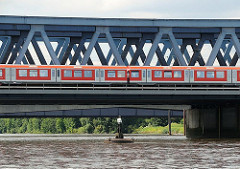 Die erste Eisenbahnbrücke über die Süderelbe wurde 1872 errichtet; diese wurde 1970 abgerissen und durch dei 340m lange Fachwerkbrücke ersetzt.