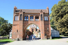 Das Friedländer Tor in Neubrandenburg wurde in der ersten Hälfte des 14. Jahrhunderts im Stil der norddeutschen Backsteingotik errichtet.