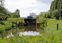 Blick zum Schleusentor vom Schmidtkanal - der 1895 gebaut Kanal wurde durch eine Schleuse getrennt.