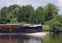 Das 80m lange Binnenschiff Rupenhorn auf der Süderelbe Richtung Schleuse Geesthacht.  Ufer Naturschutzgebiet Heuckenlock.