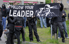 Follow your Leader - gutgemeinter Rat für Nazis, Demonstation in Hamburg Barmbek.