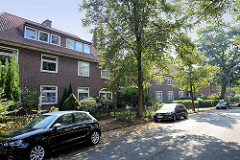 Einstöckige Wohnhäuser mit Dachausbau, Wohnstraße in Hamburg Fuhlsbüttel  / Heinrich Traun Straße