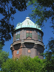Kuppel des Wilhelmsburger Wasserturms, der am Ufer des Veringkanals steht; er wurde 1911 errichtet.