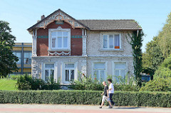 Wohnhaus im Baustil der Gründerzeit  mit Fassadenschmuck  und hölzernem Ziergiebel an der Bramfelder Chaussee in Hamburg Bramfeld