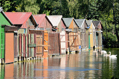 Bootshäuser mit farbigen Holztüren - Bootsliegeplätze am Oberbach in Neubrandenburg.