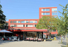 Moderne Architektur beim ehemaligen Krankenhaus  Barmbek - Café am Harzloh / Ecke Fuhlsbütteler Straße.