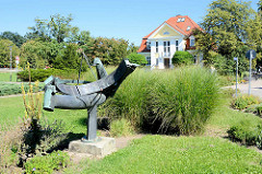 Moderne Metallskulptur / Sonnenuhr im Kulturpark Neubrandenburg - Künstler Gerd Wegner, Anfang der 1970 Jahre.