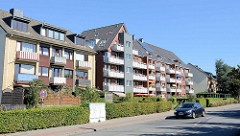 Mehrstöckige Wohnbebauung mit Balkons an der Berner  Chaussee in Hamburg Bramfeld.
